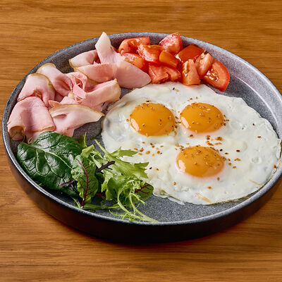 Яичница с тамбовским окороком в Клёво по цене 520 ₽