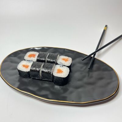 Классический ролл с лососем в CHILLI по цене 285 ₽