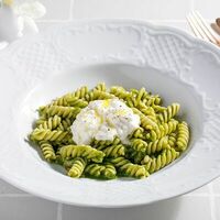 Фузилли с соусом песто и страчателлой в Кукумбер