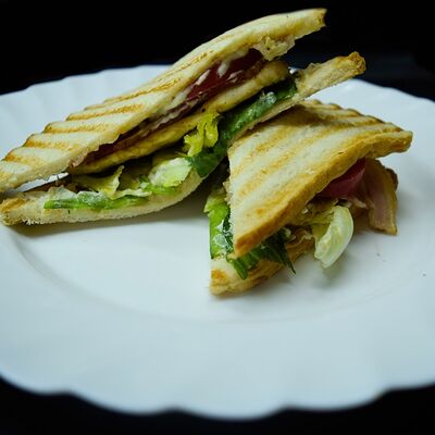 Сэндвич с курицей и беконом в Pizza Fest по цене 219 ₽