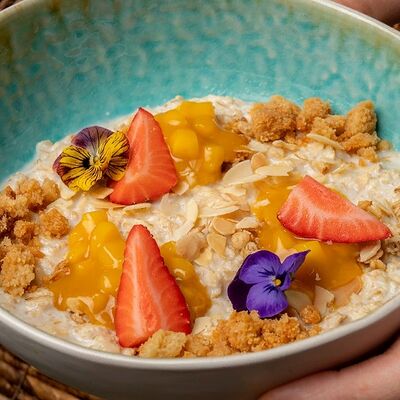Овсяная каша с манго, клубникой и песочным крамблом в Nest по цене 350 ₽