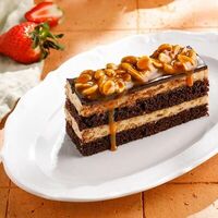 Шоколадный торт с арахисом и карамелью в Маймун