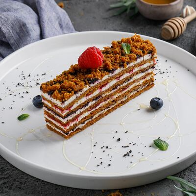 Ягодный медовик в Пряности & Радости на Васильевском по цене 460