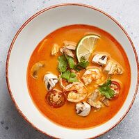Том ям с креветками и курицей в Эклерная