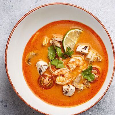 Том ям с креветками и курицей в Эклерная по цене 810 ₽