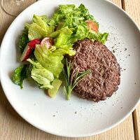 Бифстейк из мраморной говядины с салатом и соусом песто в МамаМиа
