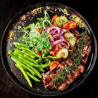 Салат с говядиной гриль в Clever Irish Pub