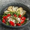 Салат со страчателлой и помидорами в Кухня По Соседству по цене 900