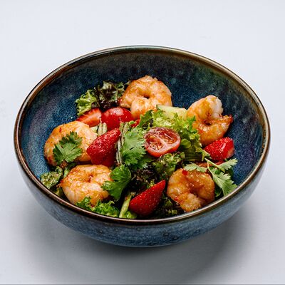 Легкий салат с креветками и клубникойв Каспий по цене 869 ₽