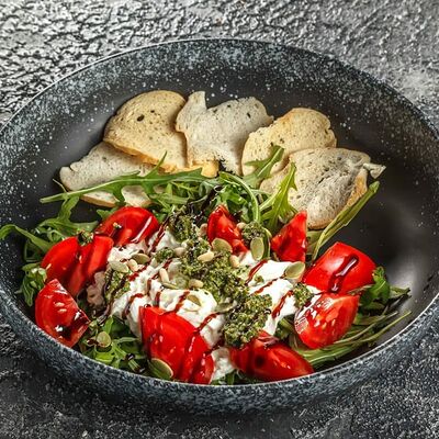Салат со страчателлой и помидорами в Кухня По Соседству по цене 900 ₽