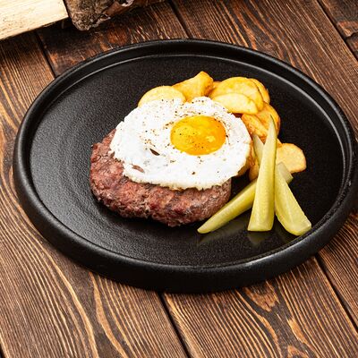 Бифштекс с картофелем Айдахо и малосольными огурчиками в Паб 357 по цене 650 ₽