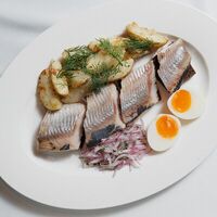 Бочковая селёдка с картофелем и маринованным луком в Гретель