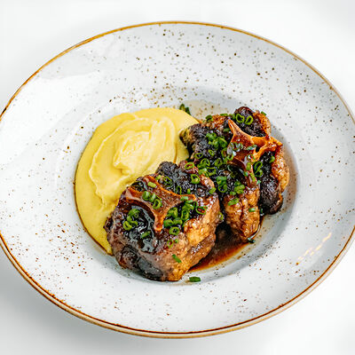 Томленые телячьи хвосты с пюре в Высота 5642 по цене 1800 ₽