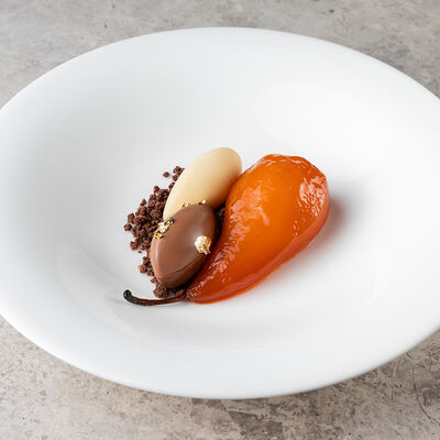 Томлёная груша с муссом из тёмного шоколада в Metropol Delivery по цене 900 ₽