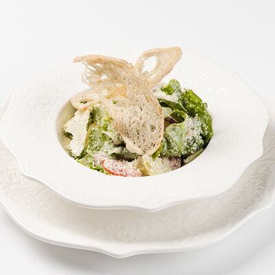 Цезарь с омулем горячего копчения в Омулевочная по цене 400 ₽