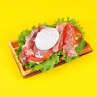 Бельгийская вафля с беконом и яйцом пашот в Сироп