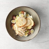 Салат Цезарь с куриной грудкой в Пеперончино