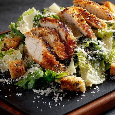 Салат Цезарь с курицей в Суши Лавка по цене 419 ₽