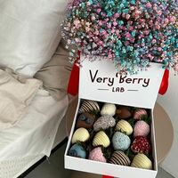 Шкатулка с клубникой и гипсофилой M в VeryBerryLab