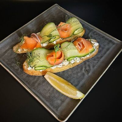 Брускетта с лососем и соусом крем-чиз в MAO lounge bar по цене 830 ₽