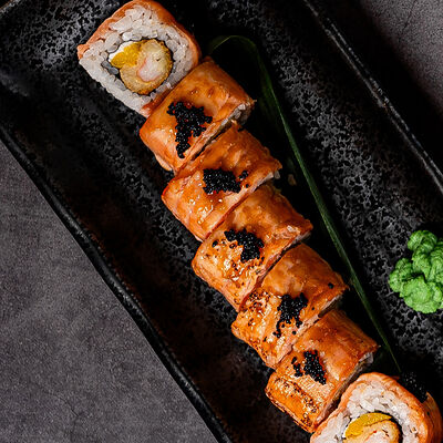 Ролл с креветкой темпура и лососем в Soluxe Club по цене 1800 ₽