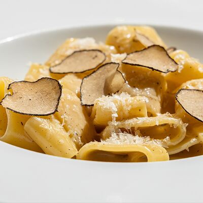 Ригатони с сыром пекорино, чёрным перцем и трюфелем в Wine Region по цене 1350 ₽