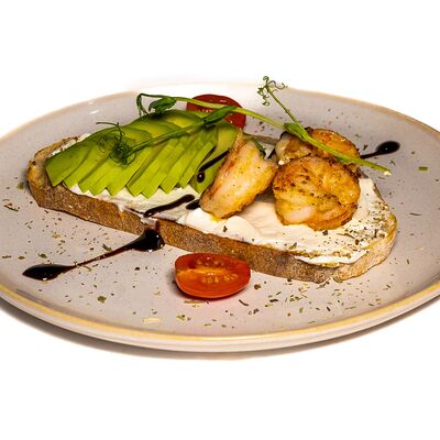 Брускетта с креветками и авокадо в The art cafe по цене 420 ₽