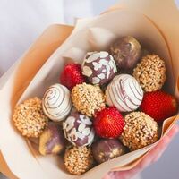 Букет клубники в шоколаде Ferrero в Sweetness