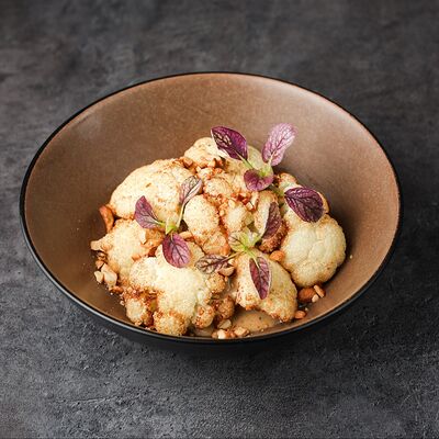 Цветная капуста с ореховым соусом и кешьюв Эндорфин по цене 520 ₽