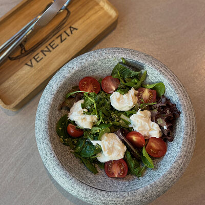 Салат со страчетелоой в Венеция по цене 780 ₽