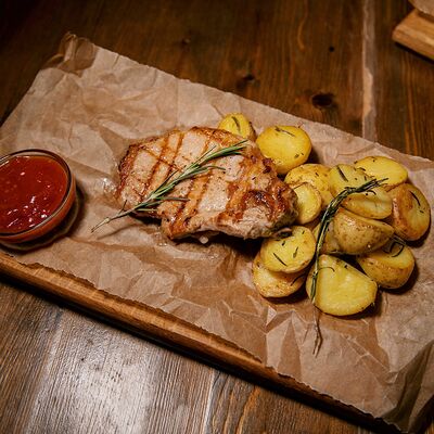 Свиная корейка на кости в Серебряная Fabrika по цене 700 ₽