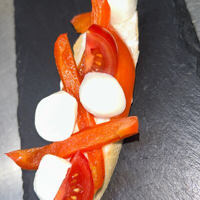 Брускетта с печеным перцем и моцареллойв Brighton Beach по цене 250 ₽