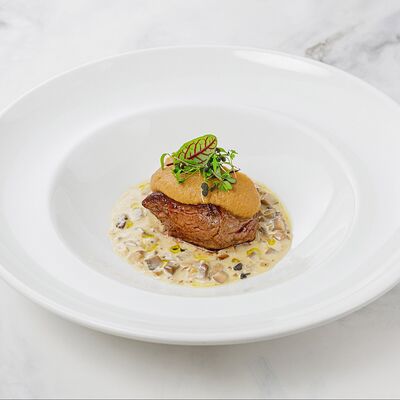 Стейк из мраморной говядины, сливочно-грибной соус, крем в Реснота по цене 1900 ₽