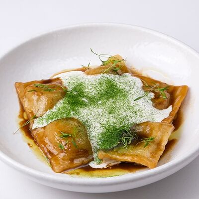 Равиоли с рикоттой, шпинатом и эспумой из пармезана в Сойка Grand по цене 720 ₽