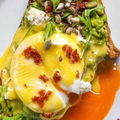 Тост с авокадо, творожным сыром и яйцом пашот в Capo Ristorante по цене 750 ₽