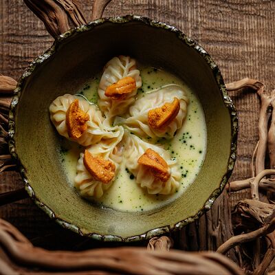 Пельмени рыбные, сливочный бульон, икра ежа, луковое масло в Айна по цене 1450 ₽