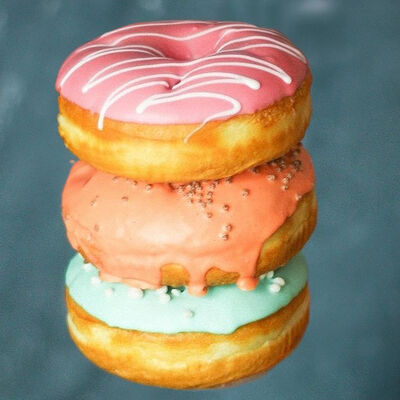 Пончик в кофе Coffeezy Specialty / Мороженое 33 пингвина по цене 140 ₽