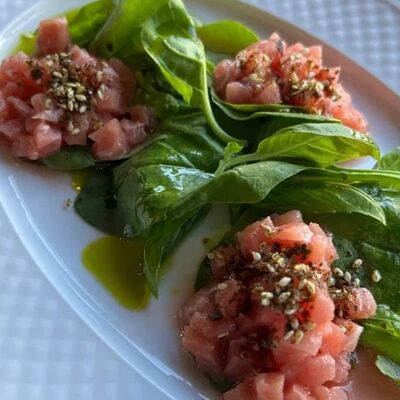 Тартар из тунца с грейпфрутовым маслом и кремом из авокадо в Salva dor bistro по цене 550 ₽
