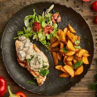 Куриная грудка с грибным фрикасе в Luna lounge