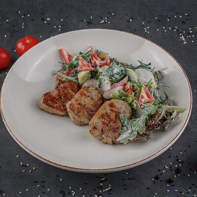 Медальоны с овощным салатом в Руки ВВерх! Бар по цене 650 ₽