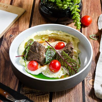 Томленые говяжьи щечки с картофельным пюре в Победа по цене 790