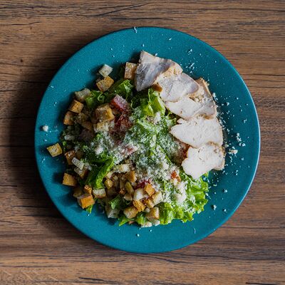 Салат Цезарь в Паблик Бар по цене 145 ₽