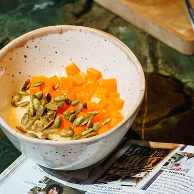 Рисовая каша с карамельной тыквой и тыквенными семечкамив Mola Mola по цене 550 ₽