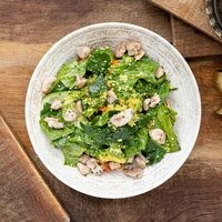 Салат с цыпленком, кускусом и соусом из лимонов в Moro