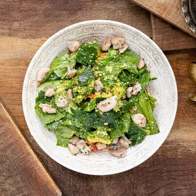 Салат с цыпленком, кускусом и соусом из лимонов в Moro по цене 890 ₽