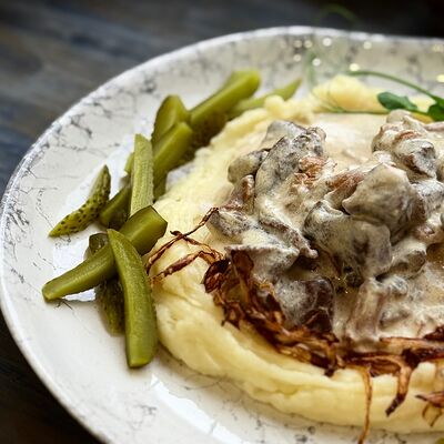 Бефстроганов с пюре и лисичками в Парус по цене 1590 ₽