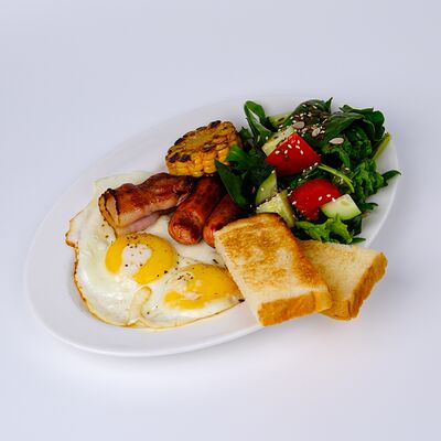 Глазунья с беконом и сосисками в Сойка Cafe по цене 560 ₽