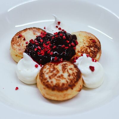 Сырники с ягодами конфи и сметаной в Пинки Бандински по цене 18 р.