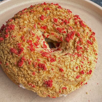 Творожное кольцо с клубникой в Диалог по цене 239 ₽