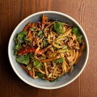 Домашняя китайская жареная лапша с курицей в Тяньгоу